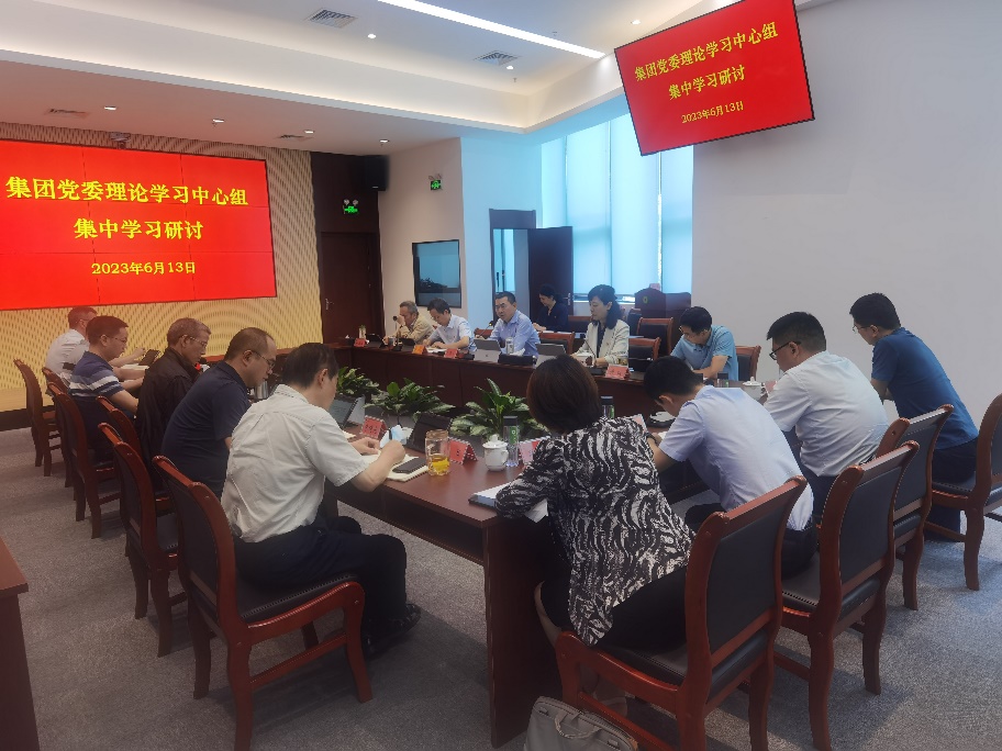尊龙凯时集团党委理论学习中心组召开第六次集中学习钻研